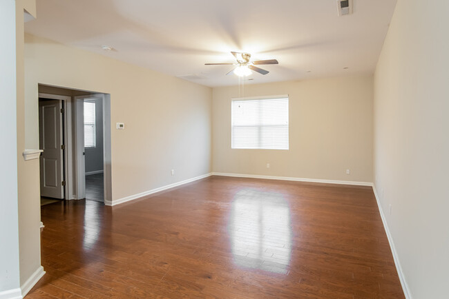 Building Photo - Beautiful Spacious & Ready to Call Home