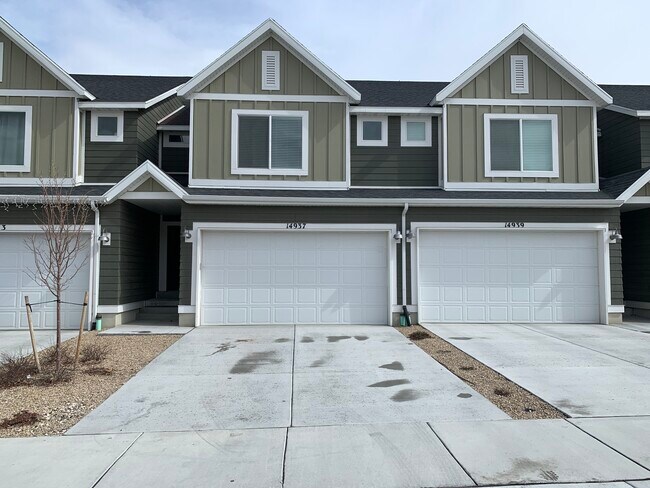 Beautiful townhouse. - 14937 S Messi St