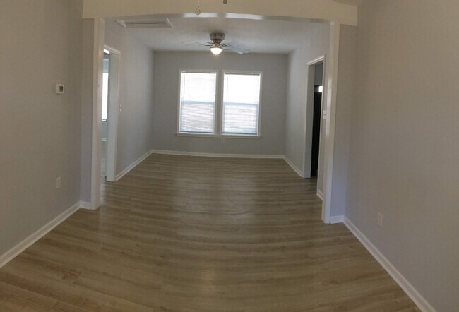 Foto del edificio - 27 Roseway Cir