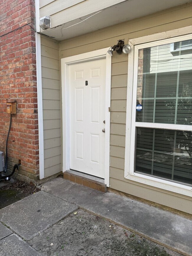 Building Photo - 3BD 2BA TOWNHOME