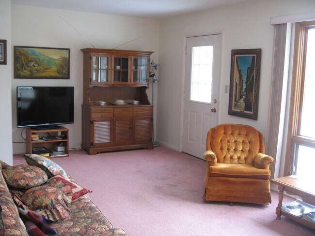 Older photo, carpet has been replaced recently - 405 Kelly Cir