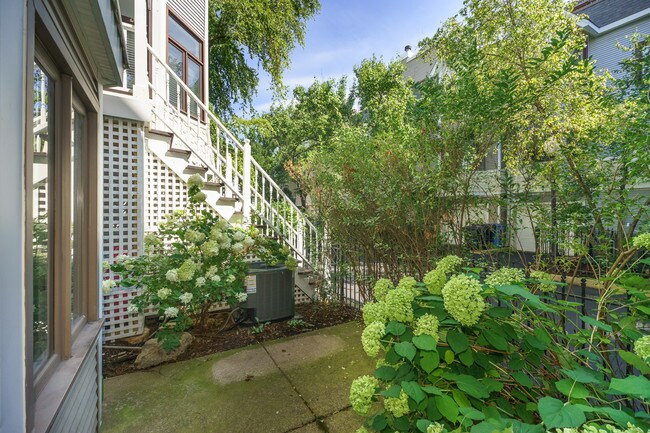 Foto del edificio - 3322 N Racine Ave