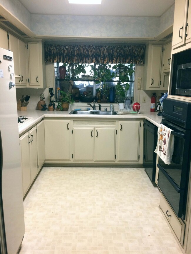 Foto del edificio - 444 Whispering Pines Dr