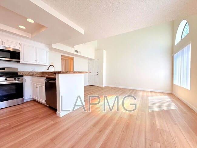 Building Photo - 5233 Cartwright Ave
