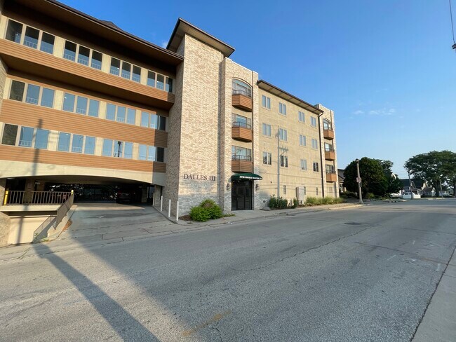 Aparcamiento y entrada al edificio en Water Street. - W164N8925 Water St