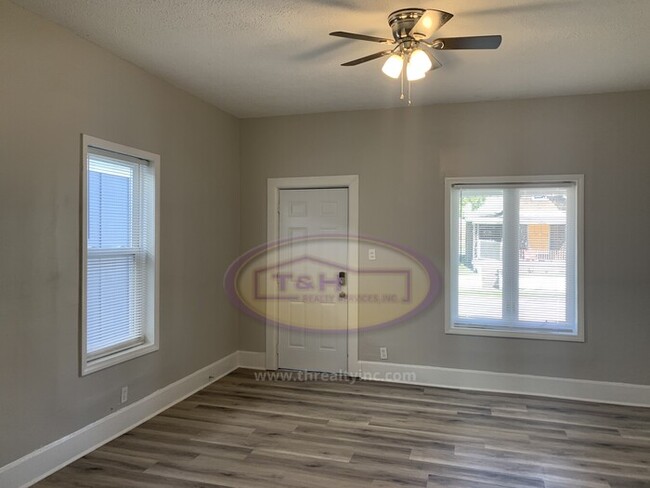 Building Photo - Updated Duplex off Keystone and Prospect!