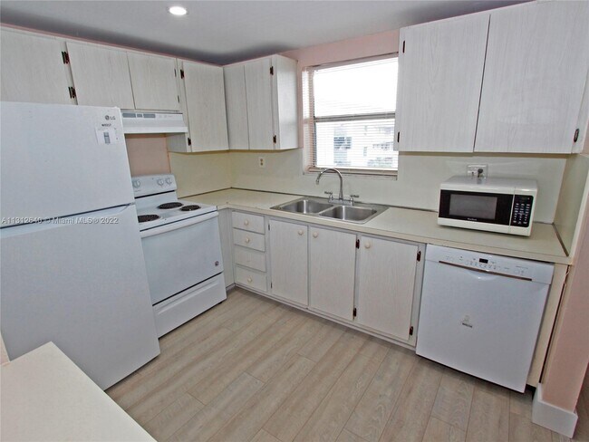 Foto del edificio - 9351 Fontainebleau Blvd