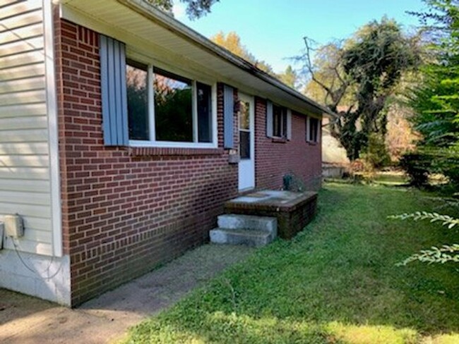 Building Photo - Adorable Washington Park Cottage!