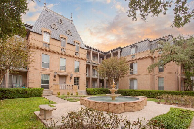 Foto del edificio - Beautiful Townhome in Alamo Heights!!