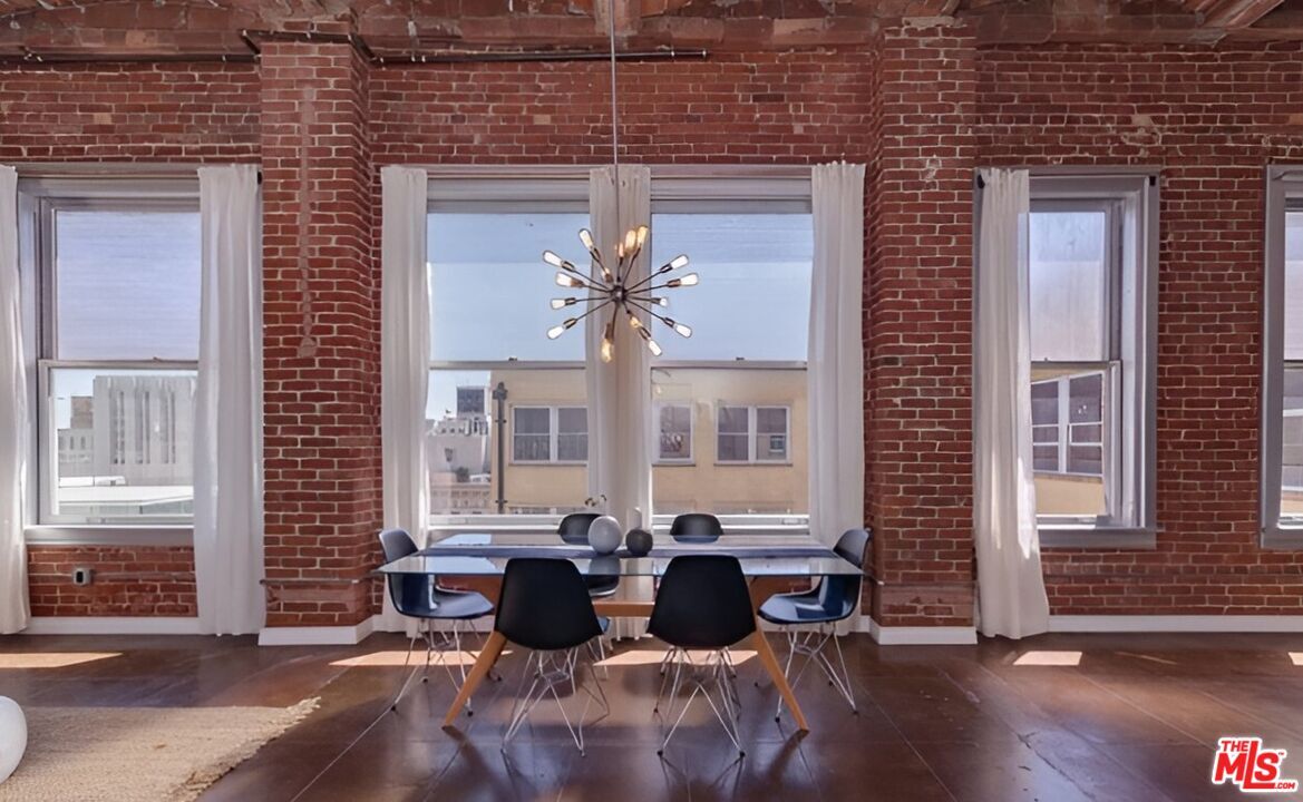 Foto principal - 215 W 7th St
