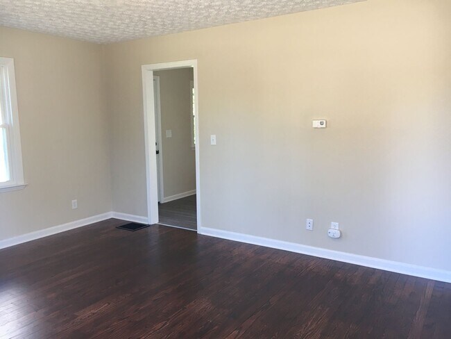 Building Photo - **2-BEDROOM HOME IN NORTH COLUMBUS!!**