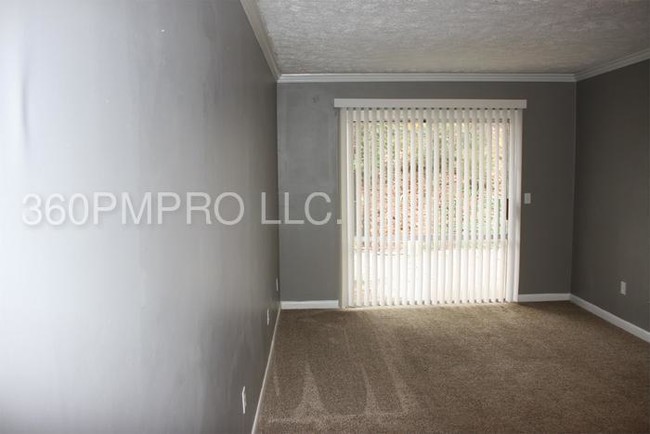 Building Photo - 2805 Northeast Expy