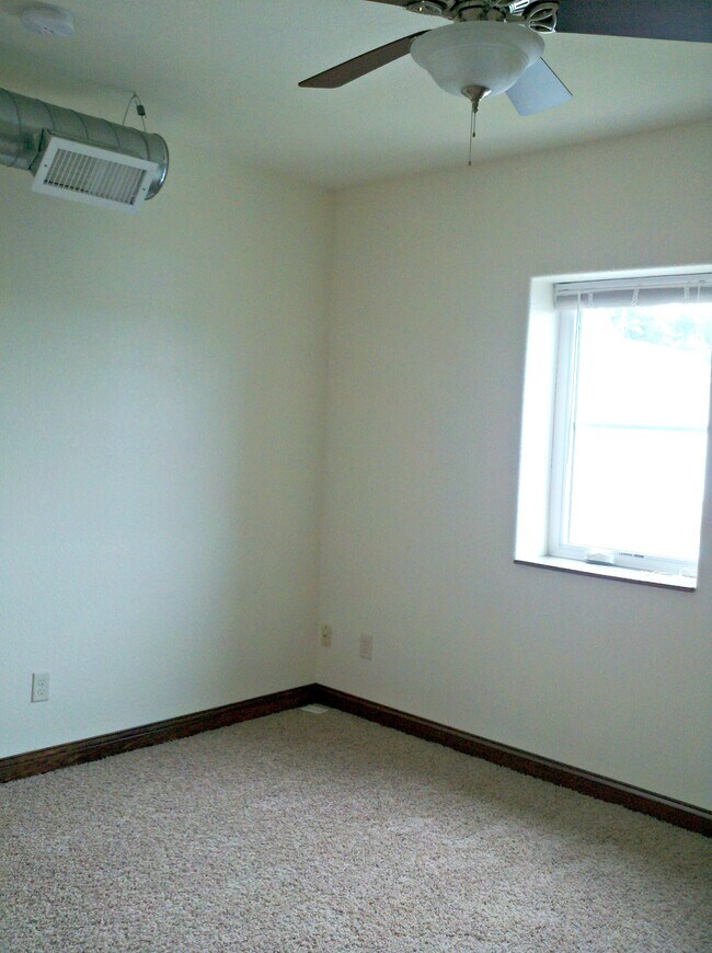 Dormitorio - 515 E College St