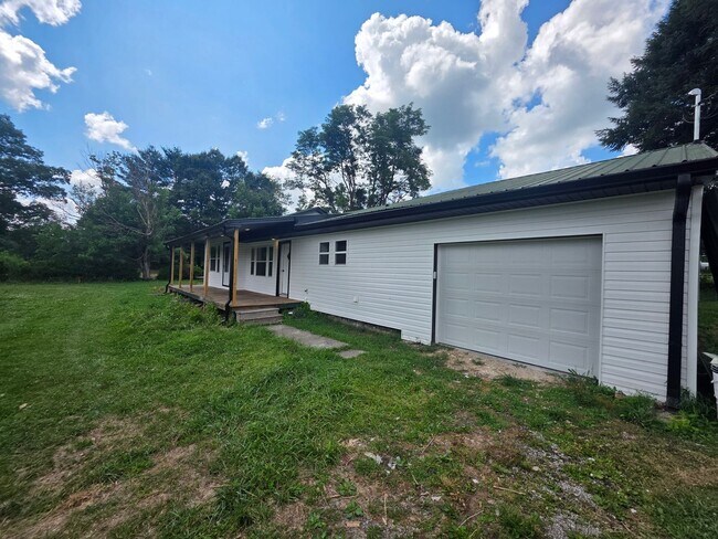 Foto del edificio - Freshly Renovated 4 Bedroom Home on Over an Acre in Crossville!