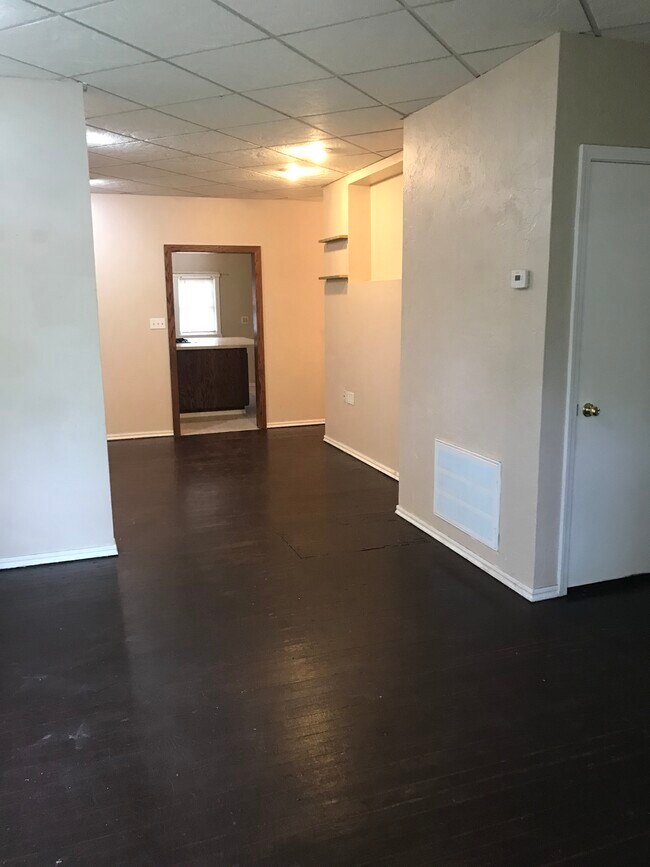 Área de entrada de la sala de estar 1 con vista a la sala de estar 2 - 2107 Briggs St