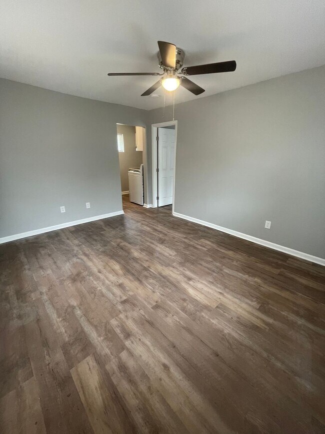 Building Photo - Newly Renovated One Bedroom Duplex - Water...