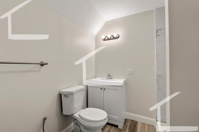 Building Photo - AVAILABLE SEPTEMBER1. URBAN OASIS !! 2 bed...