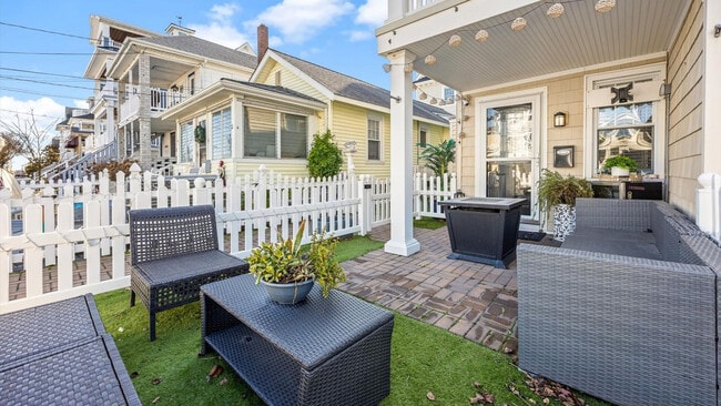 Building Photo - 816 St James Pl