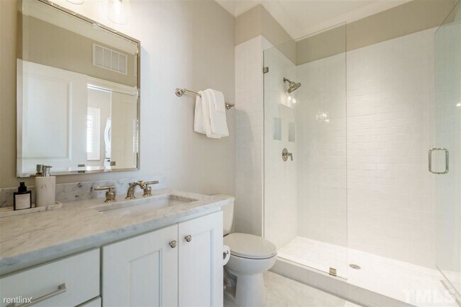 Foto del edificio - 1 br, 1 bath Condo - 604 Daniels St Unit B