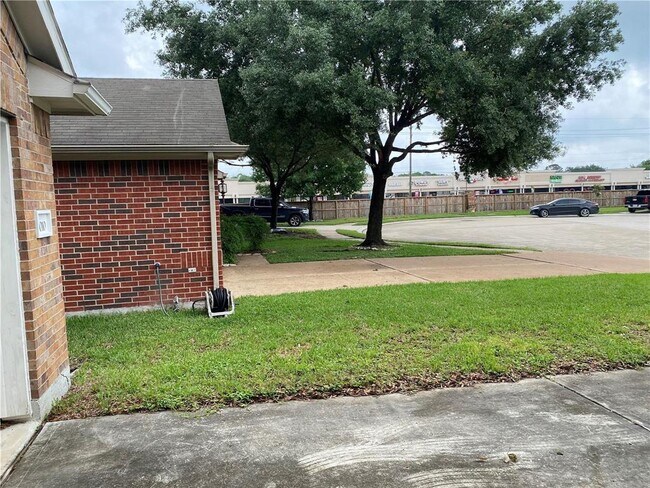 Building Photo - 5010 BridgeValley Ct