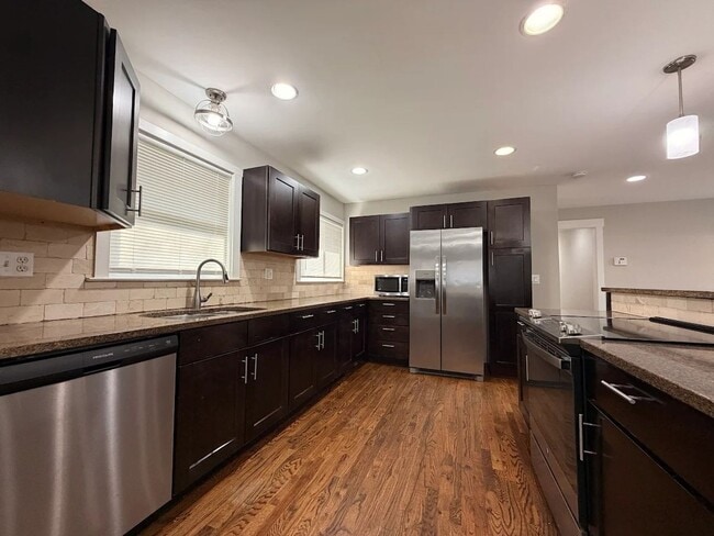 Building Photo - 3 bed 2 bath in Dekalb!