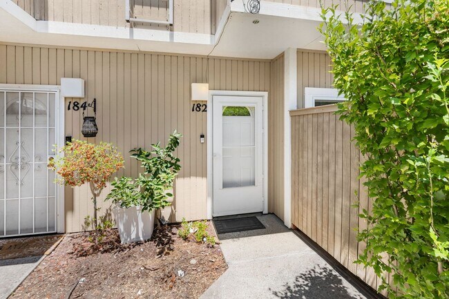 Foto del edificio - Spacious 2BR/2.5BA Townhome in Prime Milpi...