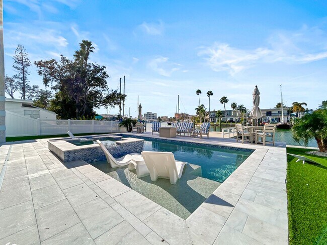 Foto del edificio - Waterfront Johns Pass Luxury | Steps to Beach + Pool, Hot Tub & Dock