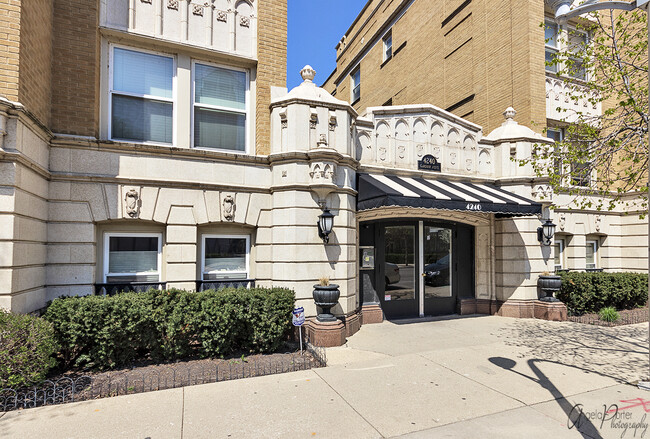 Building Photo - 4240 N Clarendon Ave