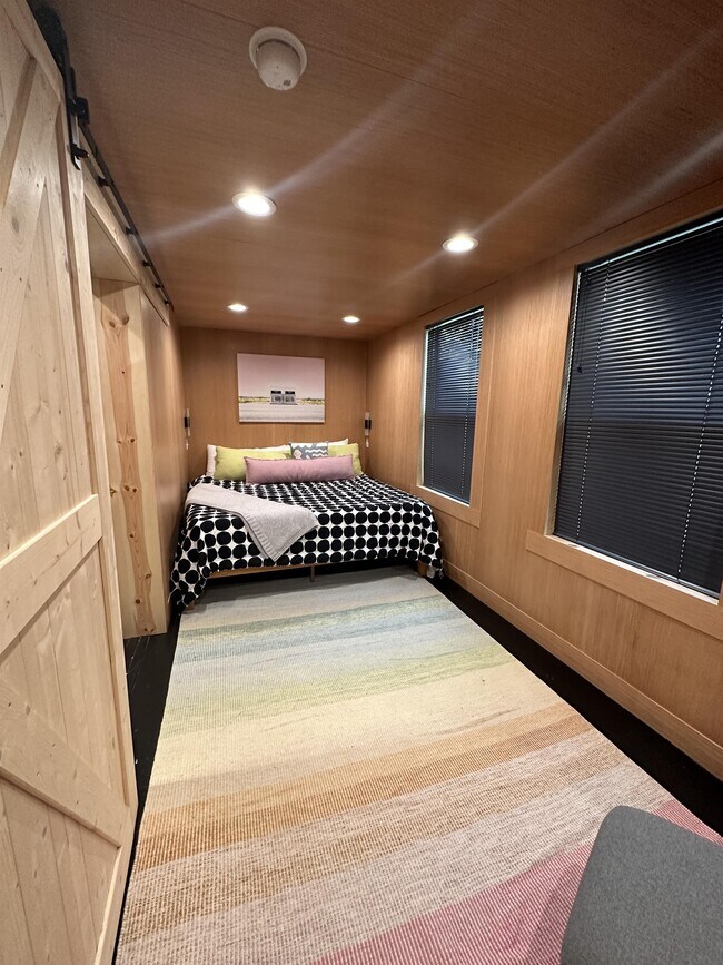 Building Photo - 1004 W Hill St