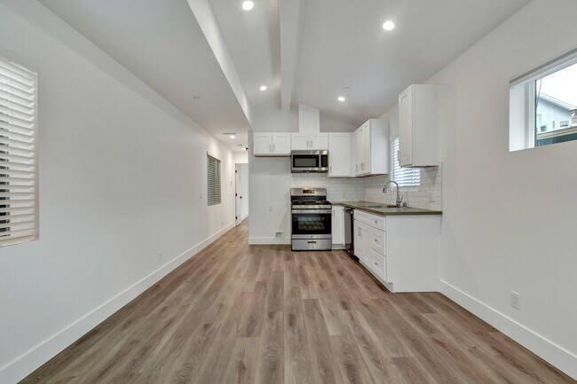 Foto del edificio - 3 bd 1.5 bath - 2674 Elden Ave