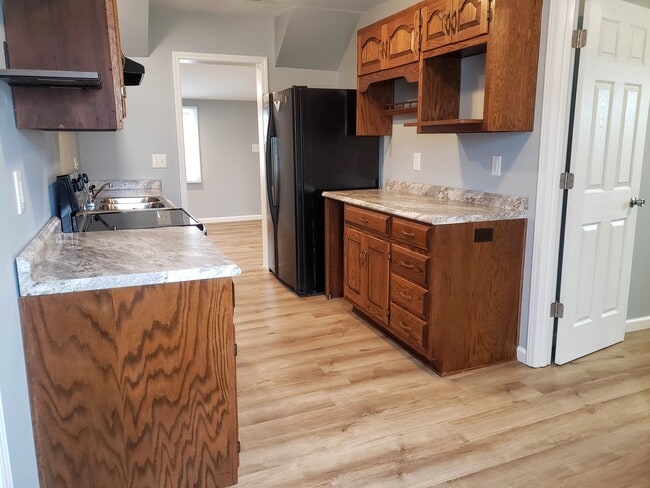 Kitchen - 425 E Parkland Ave