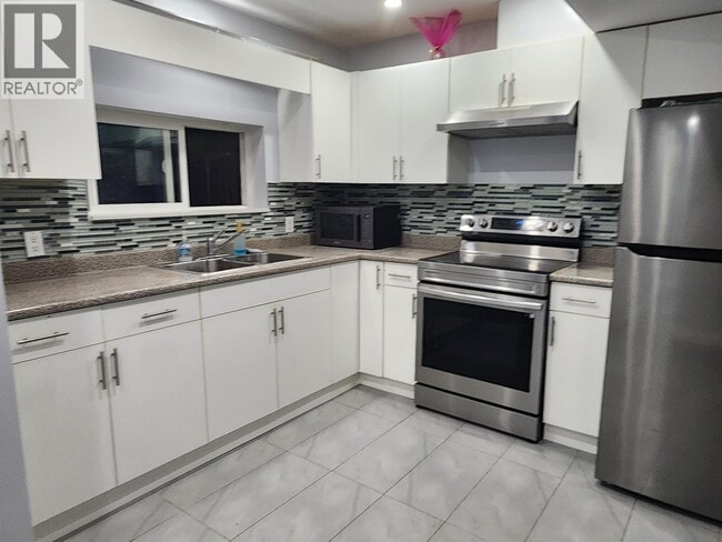 Building Photo - 120B 120b Ave