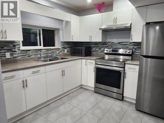 Photo du bâtiment - 120B 120b Ave