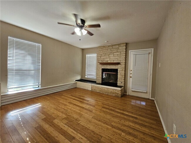 Foto del edificio - 6500 Columbia Oaks Ct