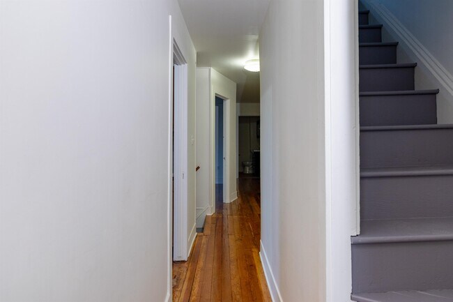 Building Photo - 902 E Chestnut St