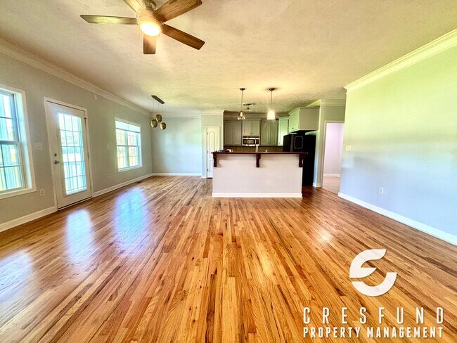 Building Photo - CHARMING 3 BEDROOM READY FOR MOVE IN TODAY!