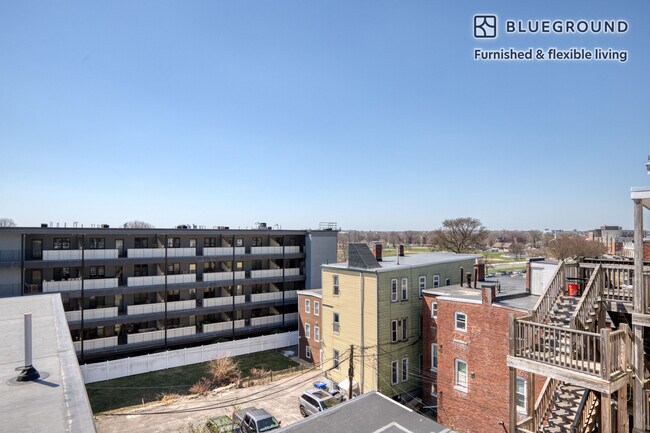 Foto del edificio - 353 E 8th St