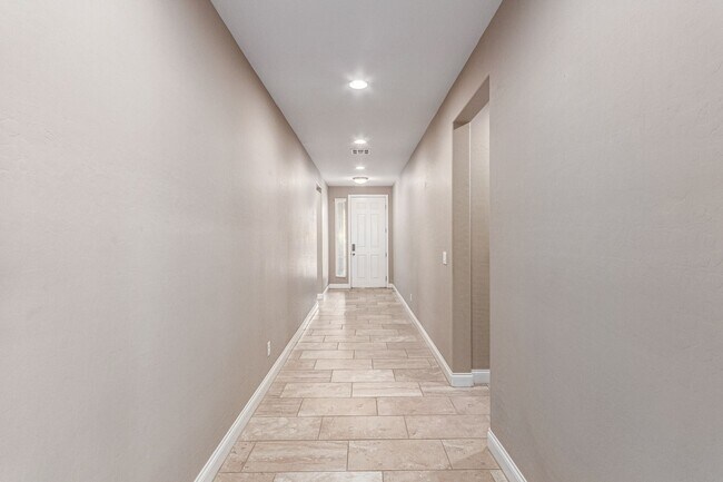 Building Photo - Providence single story with a wonderful b...