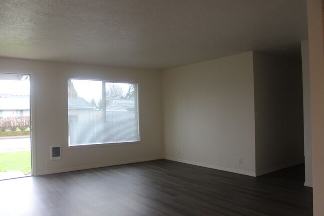 Building Photo - 3 Bed 2 Bath Hillsboro Ranch