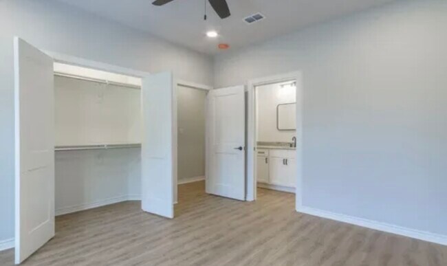 Foto del edificio - 2112 Oak Hollow St