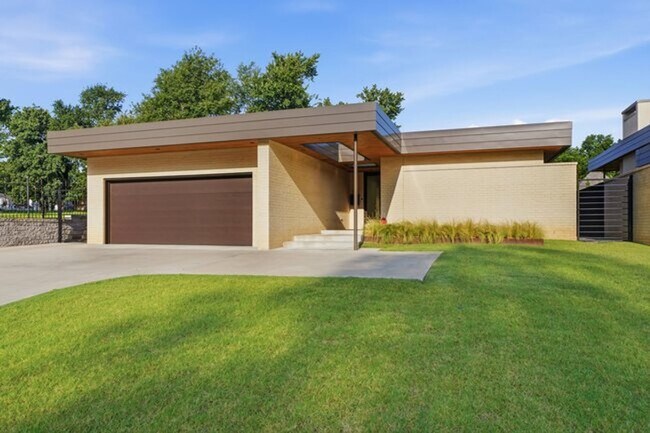 Foto del edificio - Experience contemporary luxury in this exceptional custom-built Midtown Tulsa residence, where so...