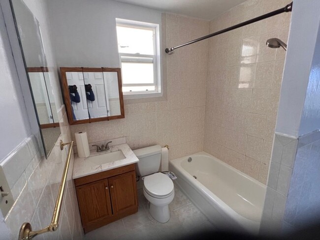 Building Photo - Newly remodeled 2 bedroom 1 bathroom upper...