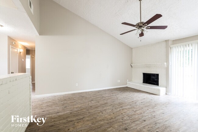 Foto del edificio - 15839 Pryor Drive