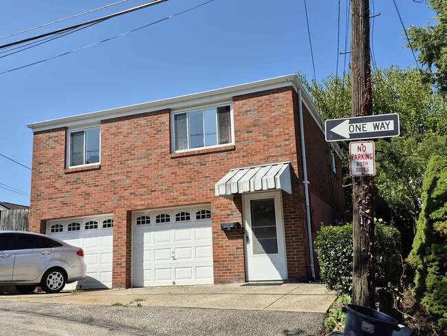 Photo - 815 Louisa St House