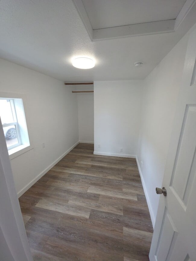 Building Photo - Lakeshore Triplex