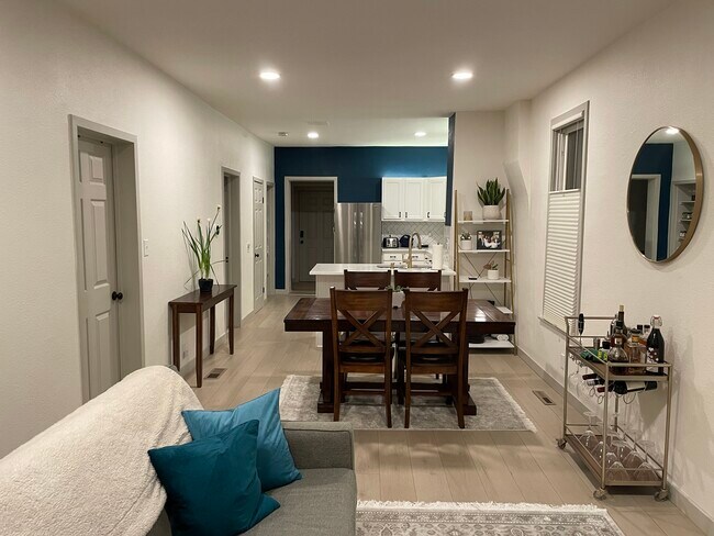 Living / Dining Room - 3136 N Elizabeth St