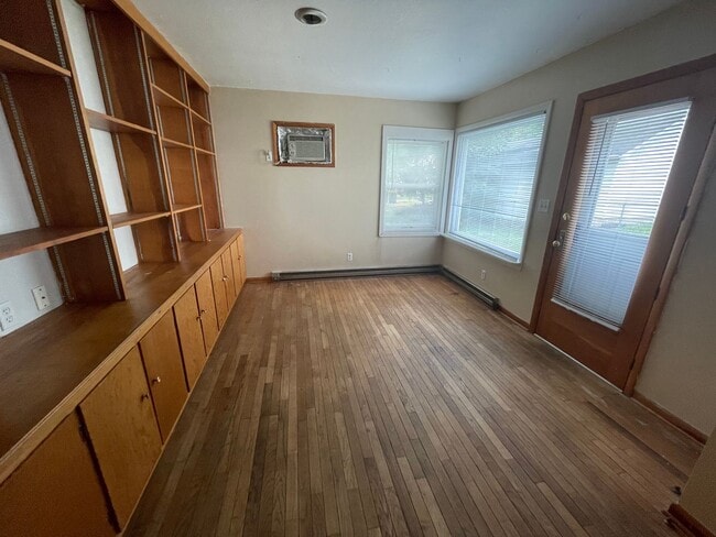 Building Photo - 3 bedroom, 1 bathroom and detached garage!