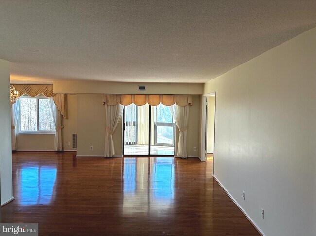 Foto del edificio - 8340 Greensboro Dr