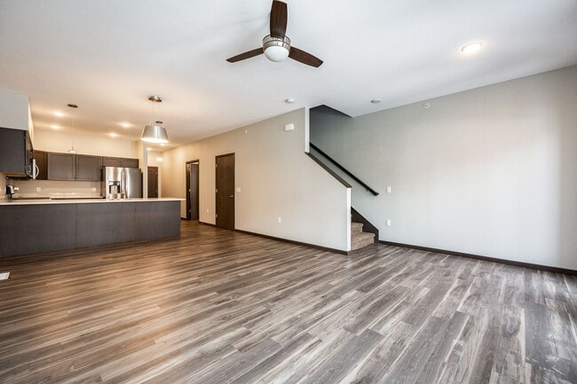 Foto del edificio - Spacious Townhome with Heated Garage Just ...