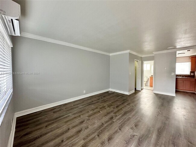 Building Photo - 1400 NE 56th St